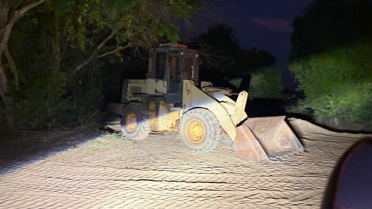 Pá carregadeira avaliada em R$ 200 mil é apreendida em RO antes de ser levada para a Bolívia