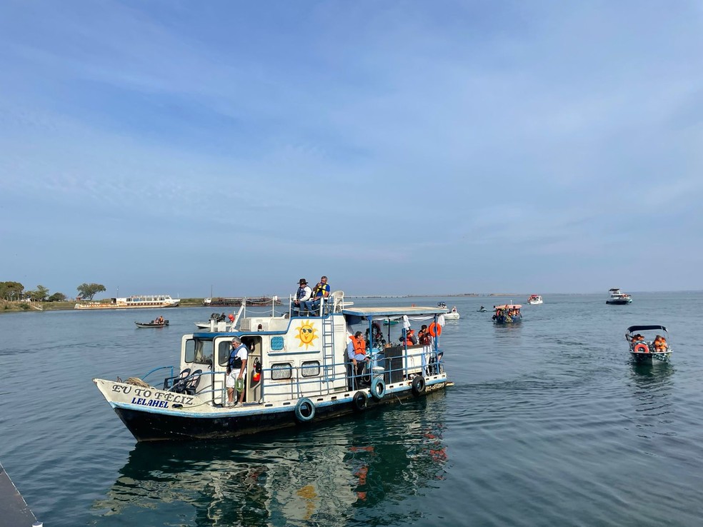 Fiéis católicos realizam procissão fluvial de Nossa Senhora dos Navegantes — Foto: Mariana Perussi/TV Fronteira