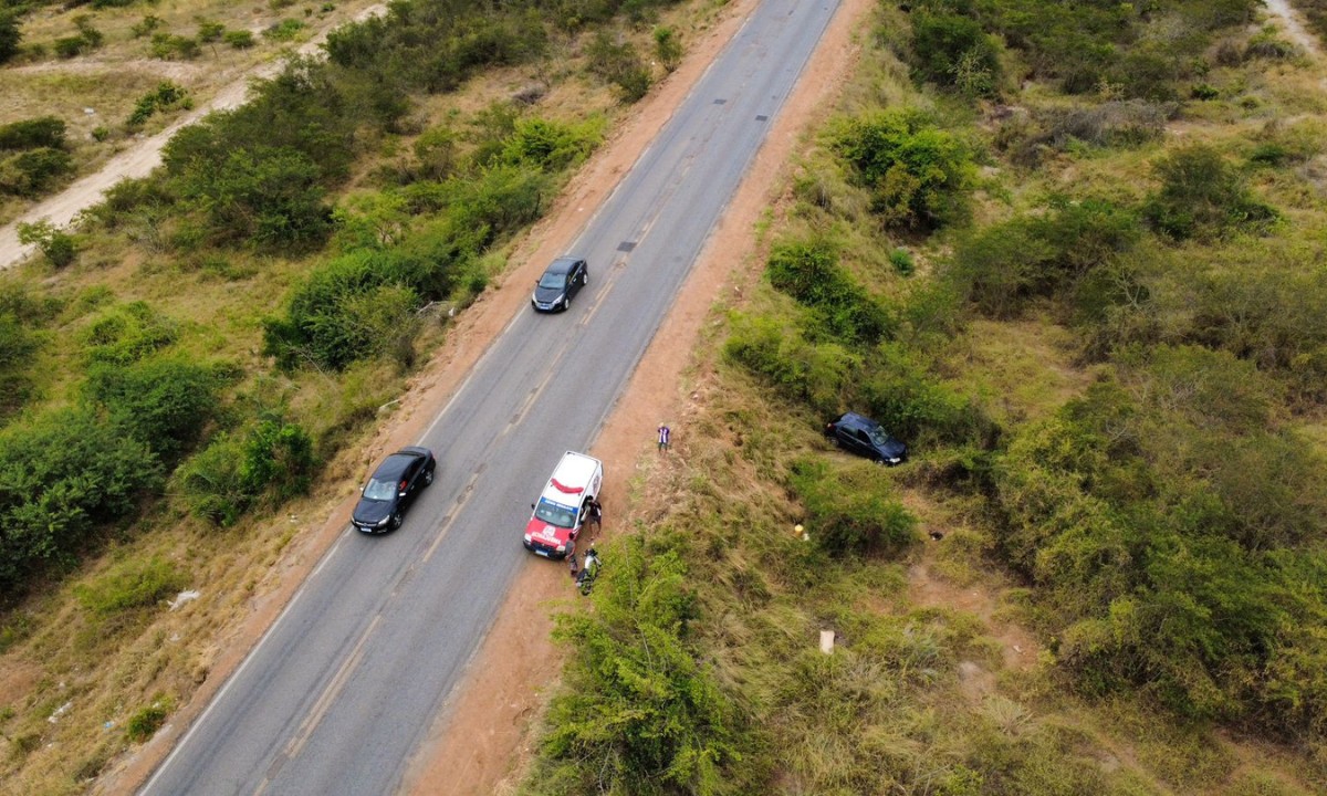 Homem fica ferido após carro capotar enquanto voltava de velório na BA