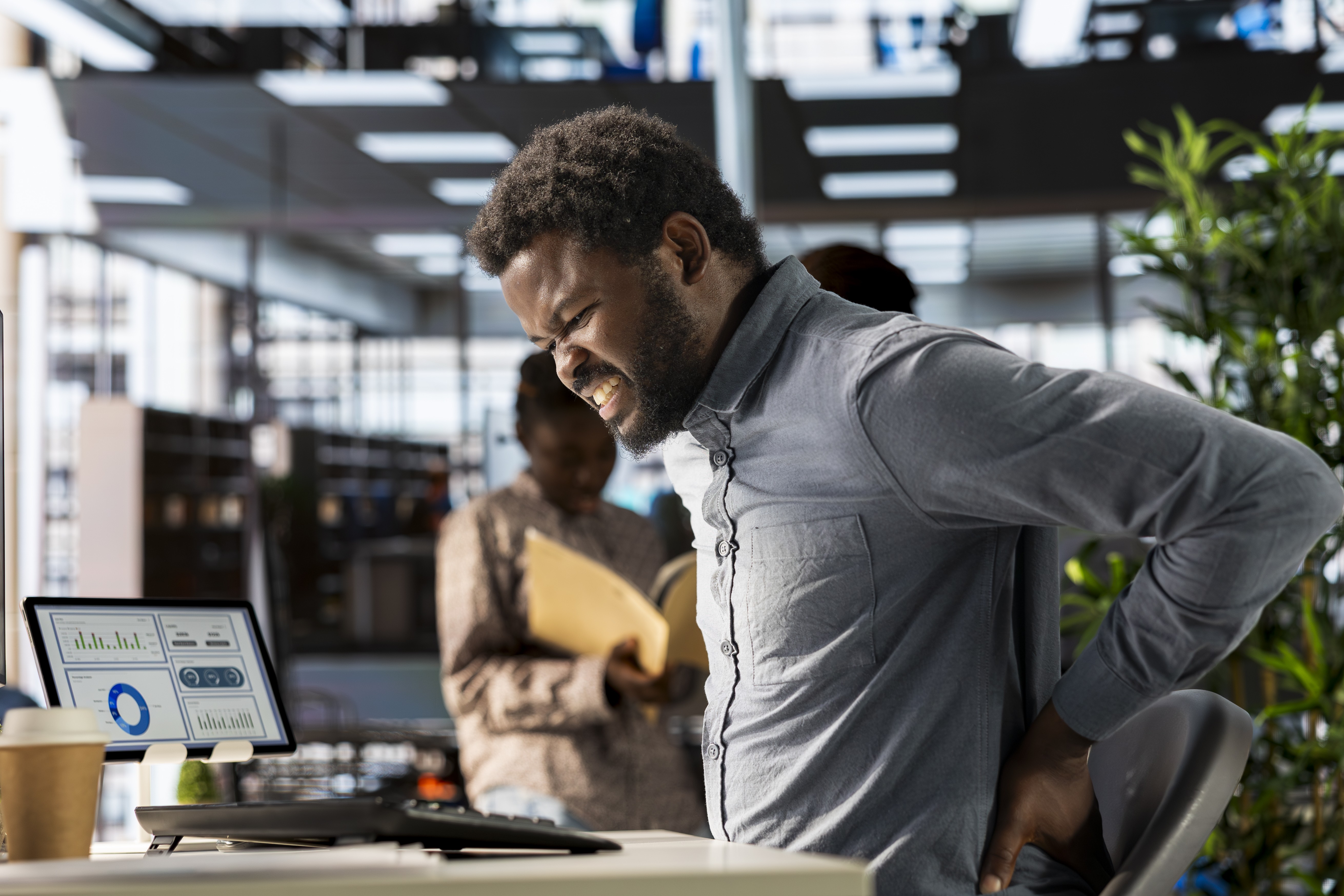 Mesa com regulagem de altura evita sedentarismo? Entenda os benefícios