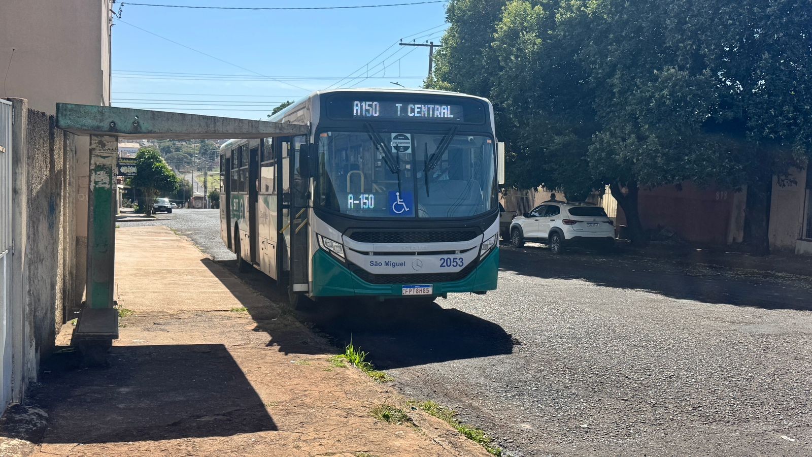 Passageira é agredida com revólver e roubada em ponto de ônibus no Bairro Osvaldo Rezende, em Uberlândia