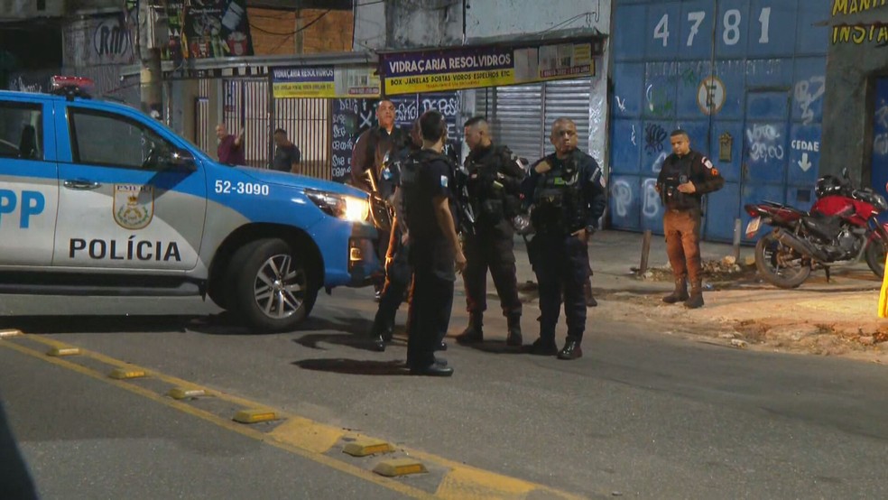 Policiais disseram aos familiares das vítimas que eles ficaram no meio de um fogo cruzado — Foto: Reprodução/TV Globo