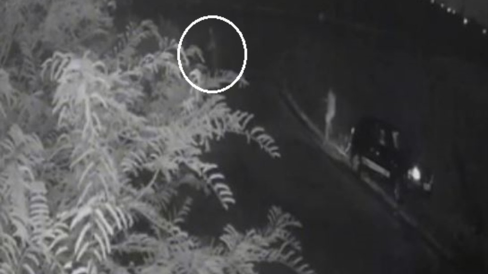 Mulher de 23 anos saltou de um carro em movimento para fugir das agressões da companheira em Itaitinga. — Foto: PRF/ Divulgação