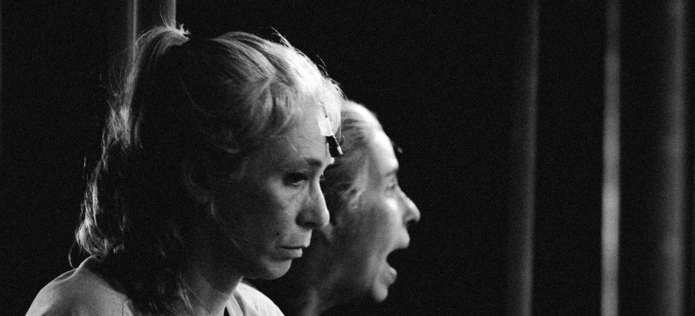 Espetáculo cota a história de duas personagens viúvas que perderam seus companheiros na extração de minérios — Foto: Ananda Brasileiro Ikishima