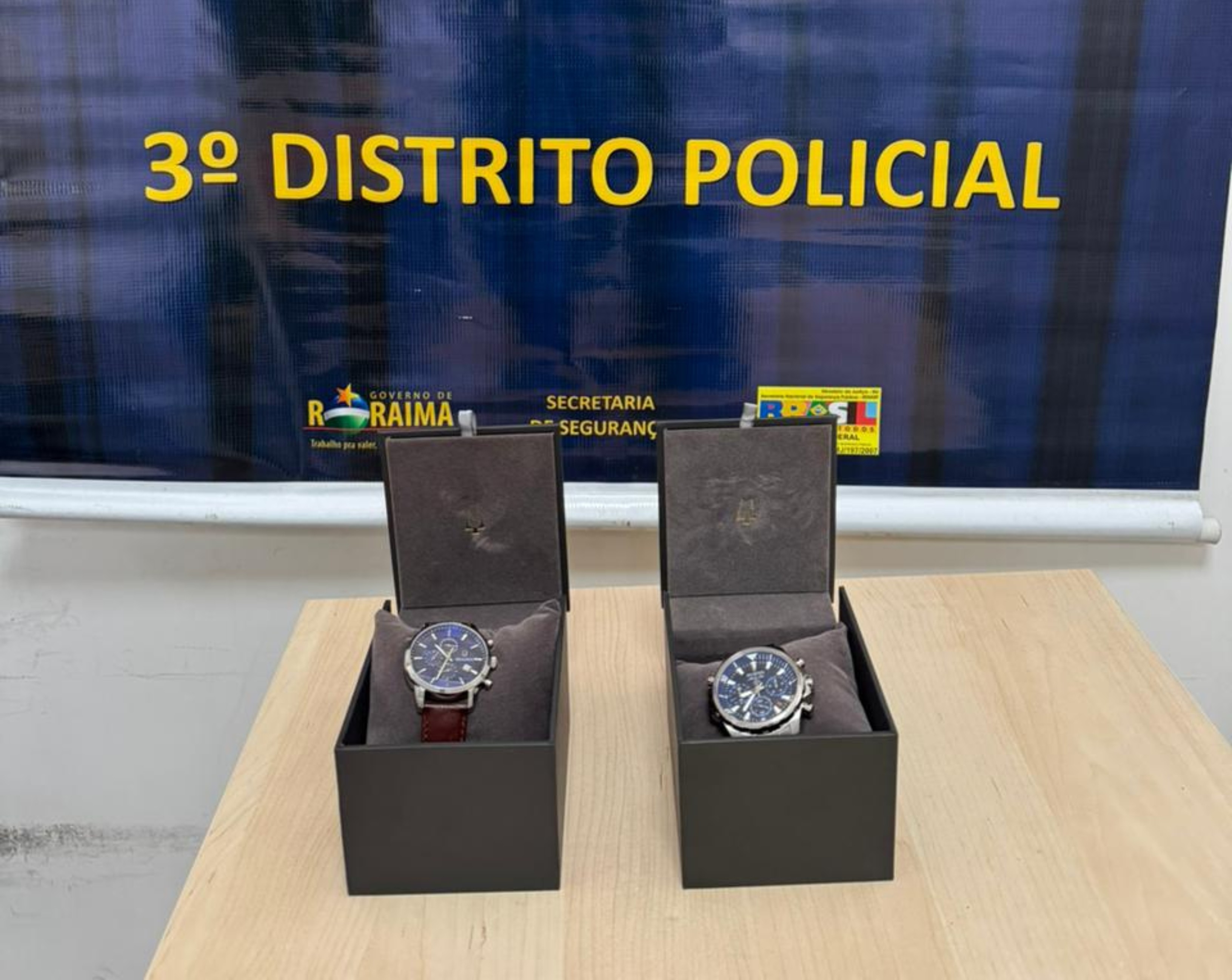 Babá furta relógios de luxo do patrão e vira alvo da polícia após namorado exibir nas redes sociais