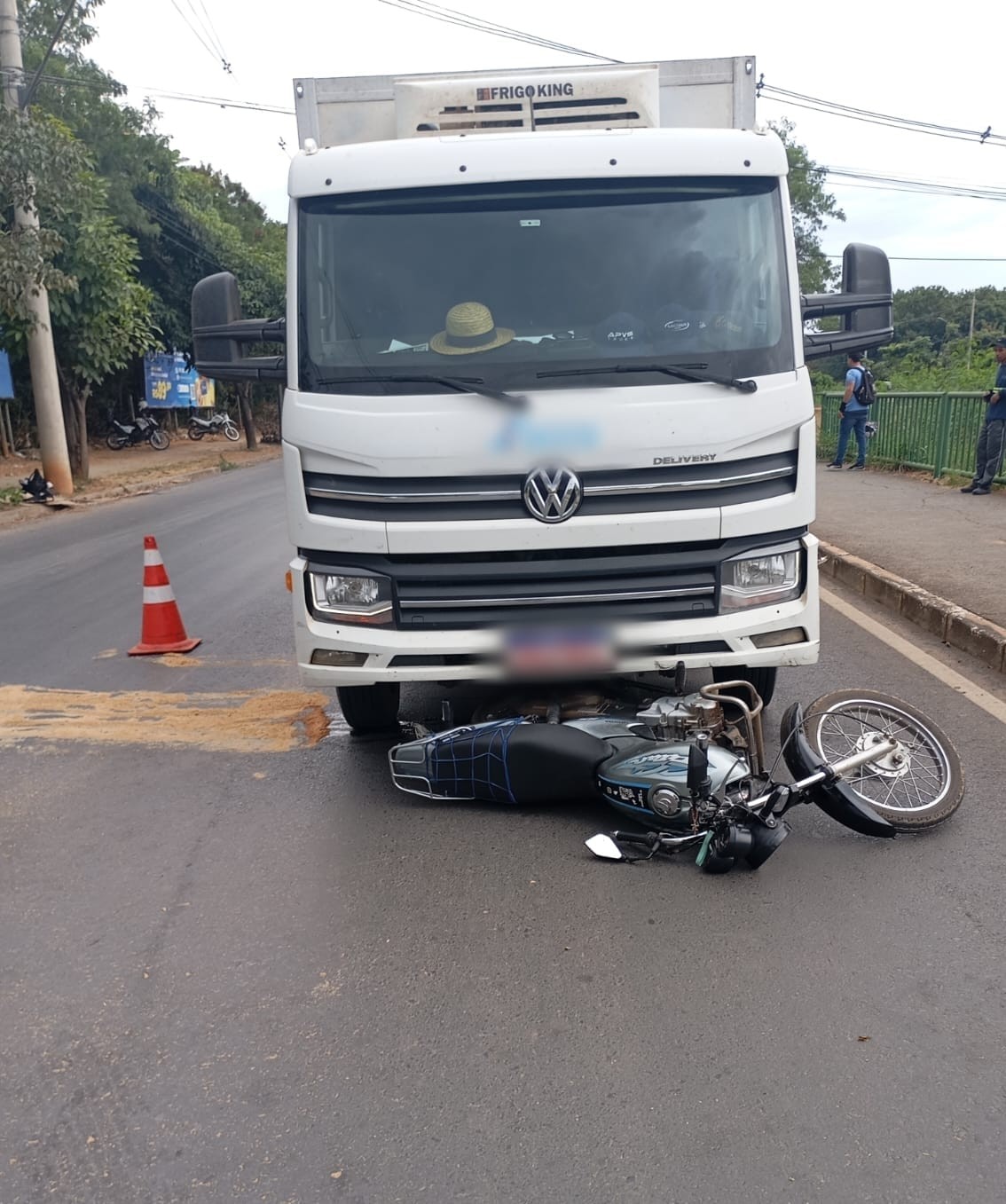 Motociclista é atingido e arrastado por caminhão em Montes Claros