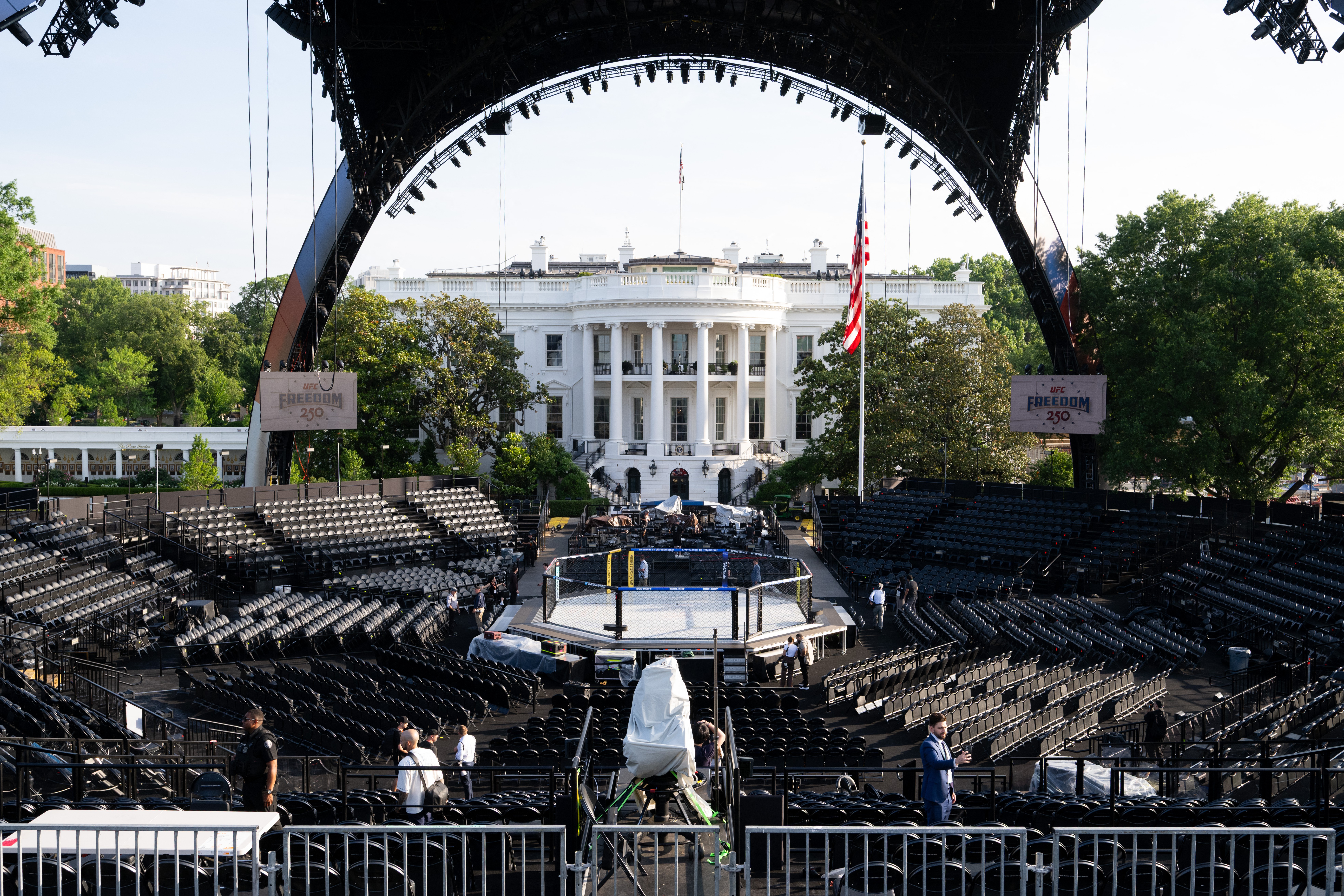 Casa Branca apresenta ringue de luta do UFC para 80º aniversário de Trump