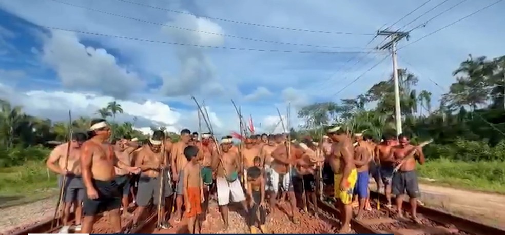 Indígenas bloqueiam ferrovia no sudeste do Pará — Foto: TV Liberal