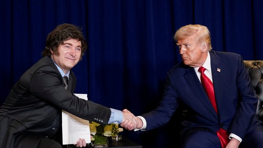 Trump se reúne com Milei, promete ajuda e peso argentino sobe - Trump discursou ao lado do presidente argentino Javier Milei. Os dois se reuniram nos bastidores da Assembleia Geral da ONU.