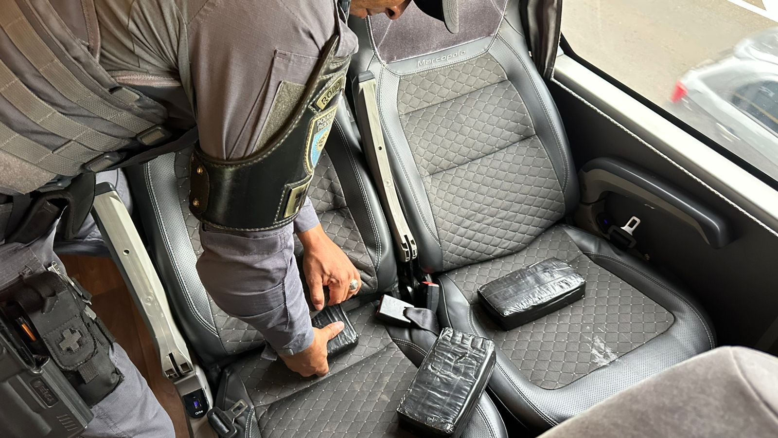 Cocaína escondida em poltrona de ônibus e tráfico de drogas: operações policiais prendem três suspeitos no interior de SP