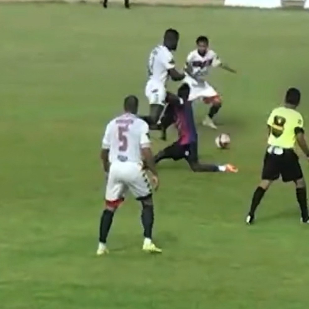 Jogador fica desacordado após levar joelhada no rosto — Foto: Reprodução