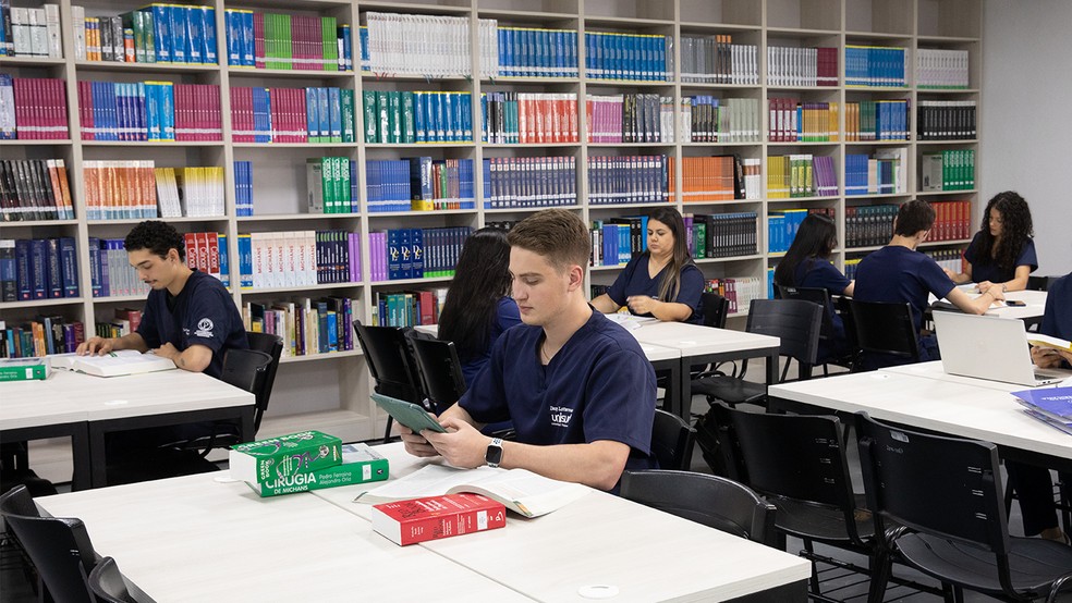 Estudantes utilizam a biblioteca da UNISUD, com mais de 10 mil títulos disponíveis. — Foto: Assessoria Universidad Sudamericana