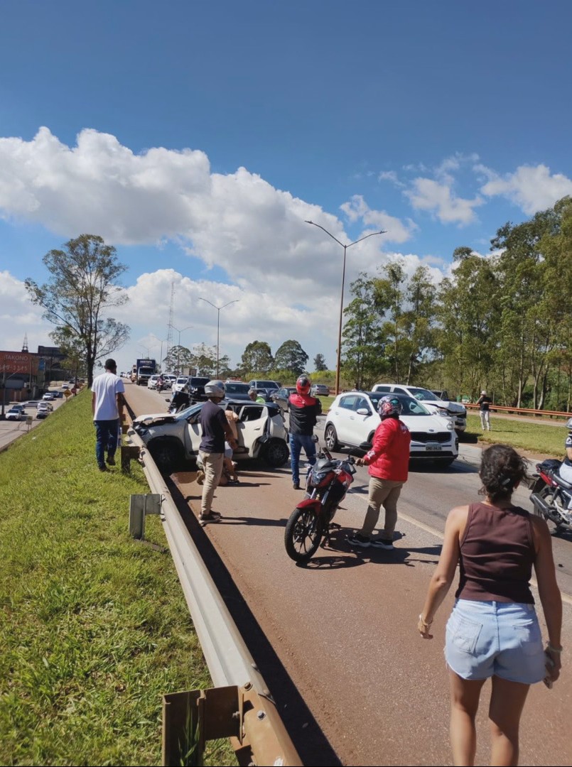 Criança fica ferida em engavetamento com cinco veículos na BR-040, em Nova Lima