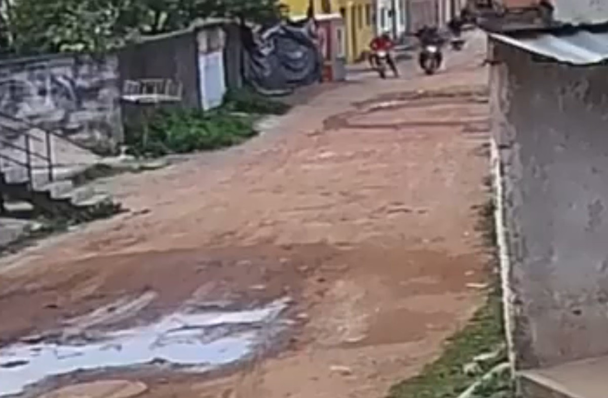 Motociclista é encontrado morto após ser baleado no meio da rua; vídeo mostra crime