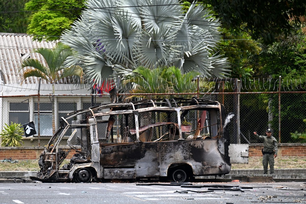 Estrutura de ônibus que explodiu em um atentado de grupos armados colombianos em frente a uma base militar no oeste da Colômbia, em 24 de abril de 2025. — Foto: Joaquín Sarmiento/ AFP