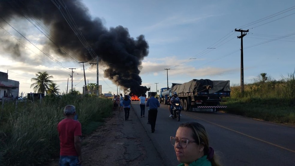Protesto em Guarabira aconteceu no início da manhã desta quinta-feira (18) — Foto: TV Cabo Branco/Reprodução