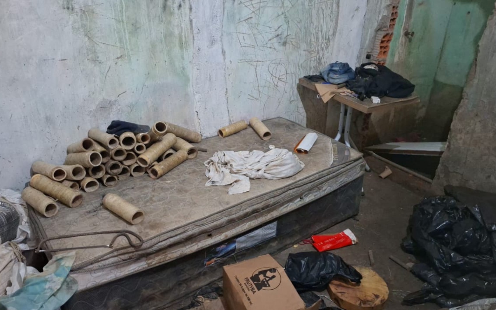 Fábrica clandestina de espadas é desarticulada e 150 kg de pólvora são apreendidos no interior da Bahia