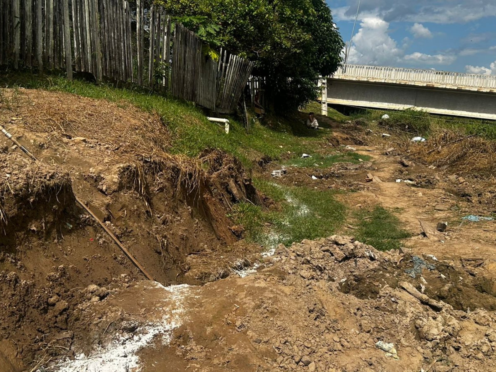 Moradores de áreas próximas a local onde ponte caiu temem desmoronamentos; MP pede remoção