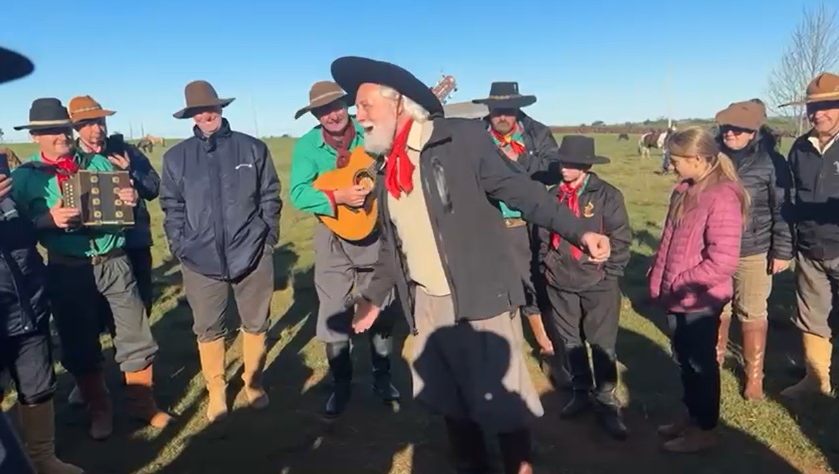 VÍDEO: Mano Lima canta para cavaleiros da Chama Crioula em São Borja