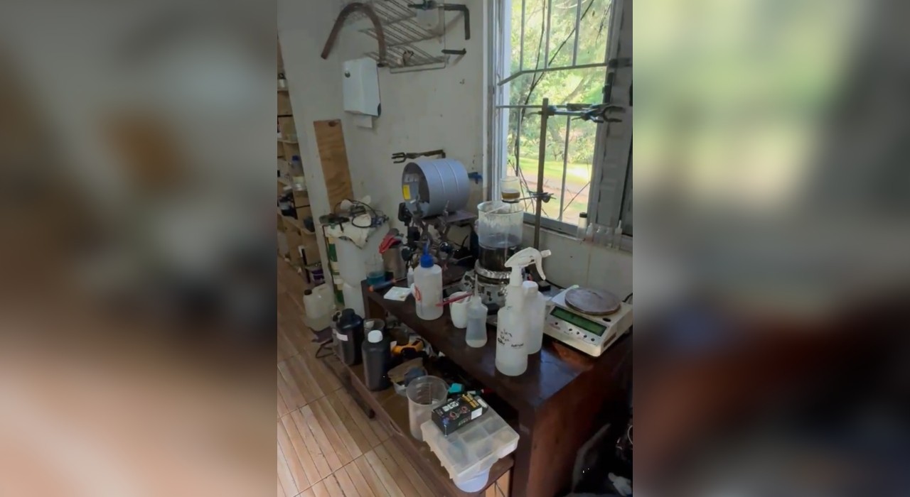 Polícia encontra 'laboratório de drogas' e prende suspeitos de tráfico em Araçariguama