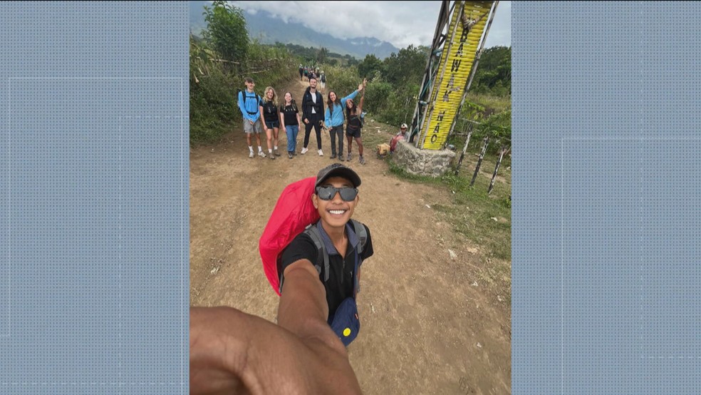 Juliana Marins, o grupo de turistas e o guia local (no primeiro plano) no início da trilha na Indonésia — Foto: Reprodução redes sociais