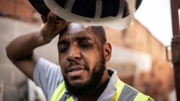 Denúncias ao MPT com referências ao calor quase quintuplicaram entre 2022 e 2024 e queixas neste início de 2025 já superam as do ano de 2022 inteiro — Foto: Getty Images via BBC