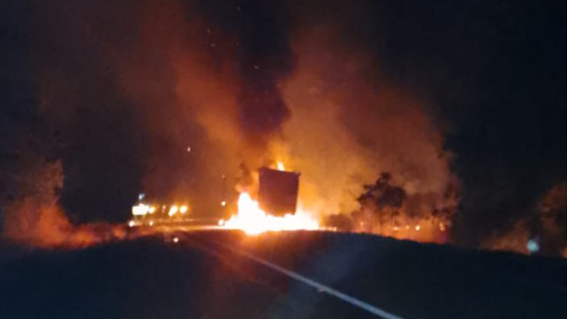VÍDEO: Carreta carregada com celulose pega fogo e é destruída na MS-377 em MS