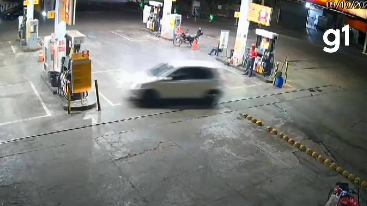 VÍDEO: carro invade e destrói bomba de posto de combustível em Várzea Grande (MT)