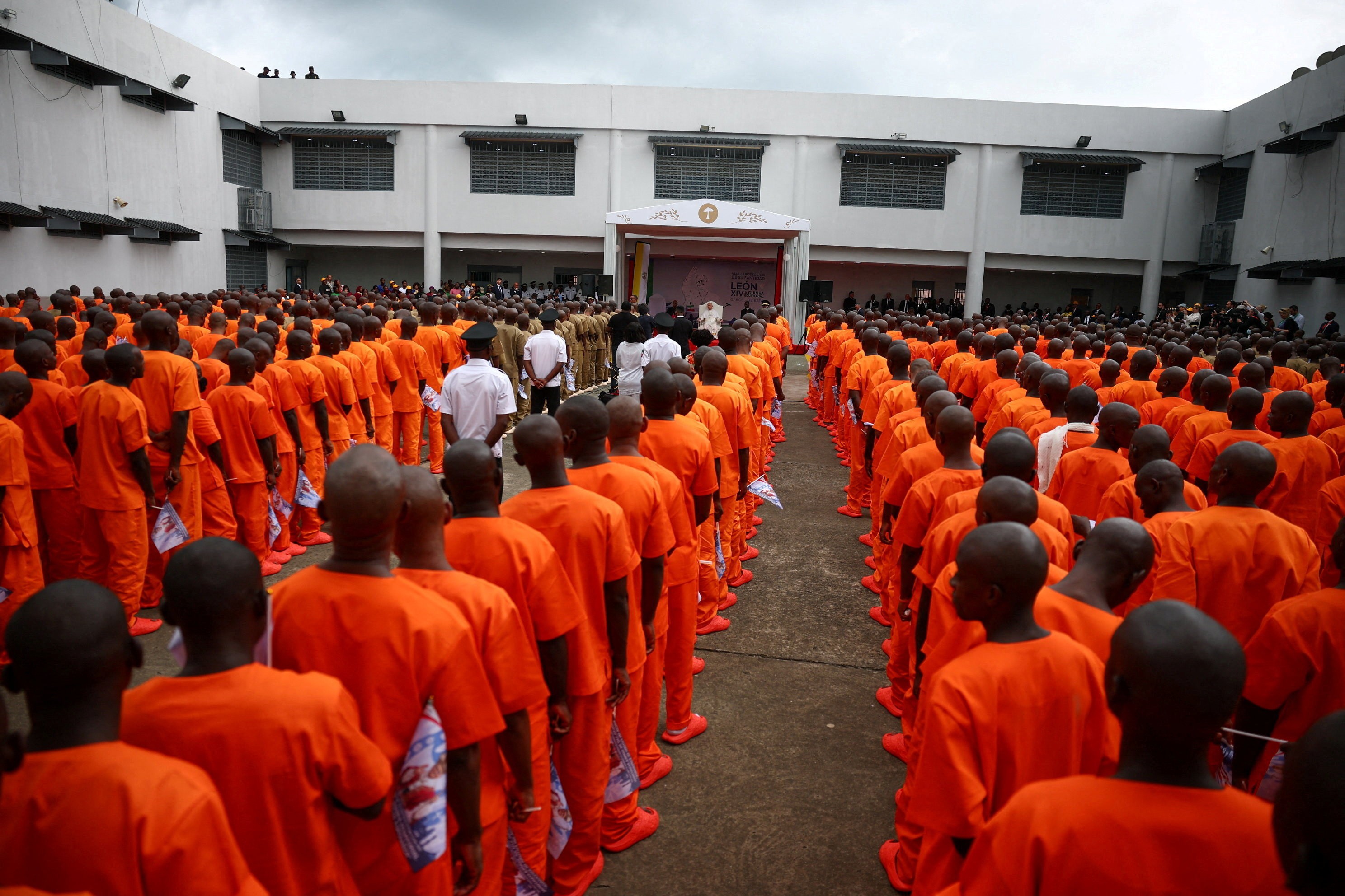 Papa visita prisão em Guiné Equatorial; país africano fechou acordo com Trump para receber deportados