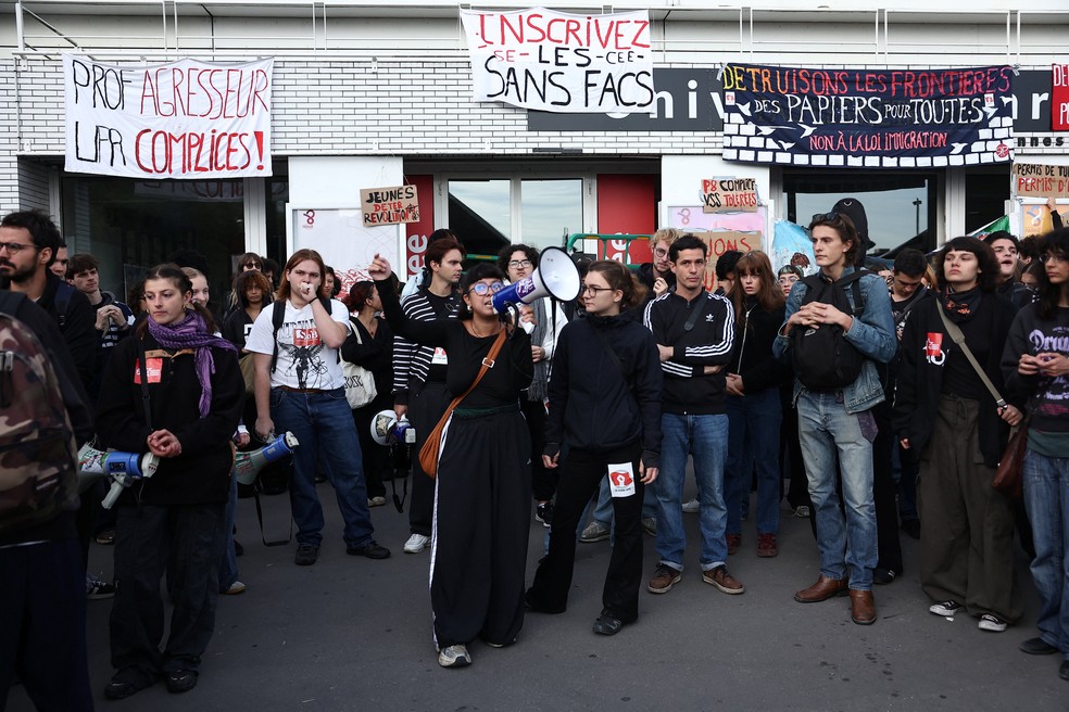 Alunos universitários e de ensino médio protestam na França. — Foto: Abdul Saboor/Reuters