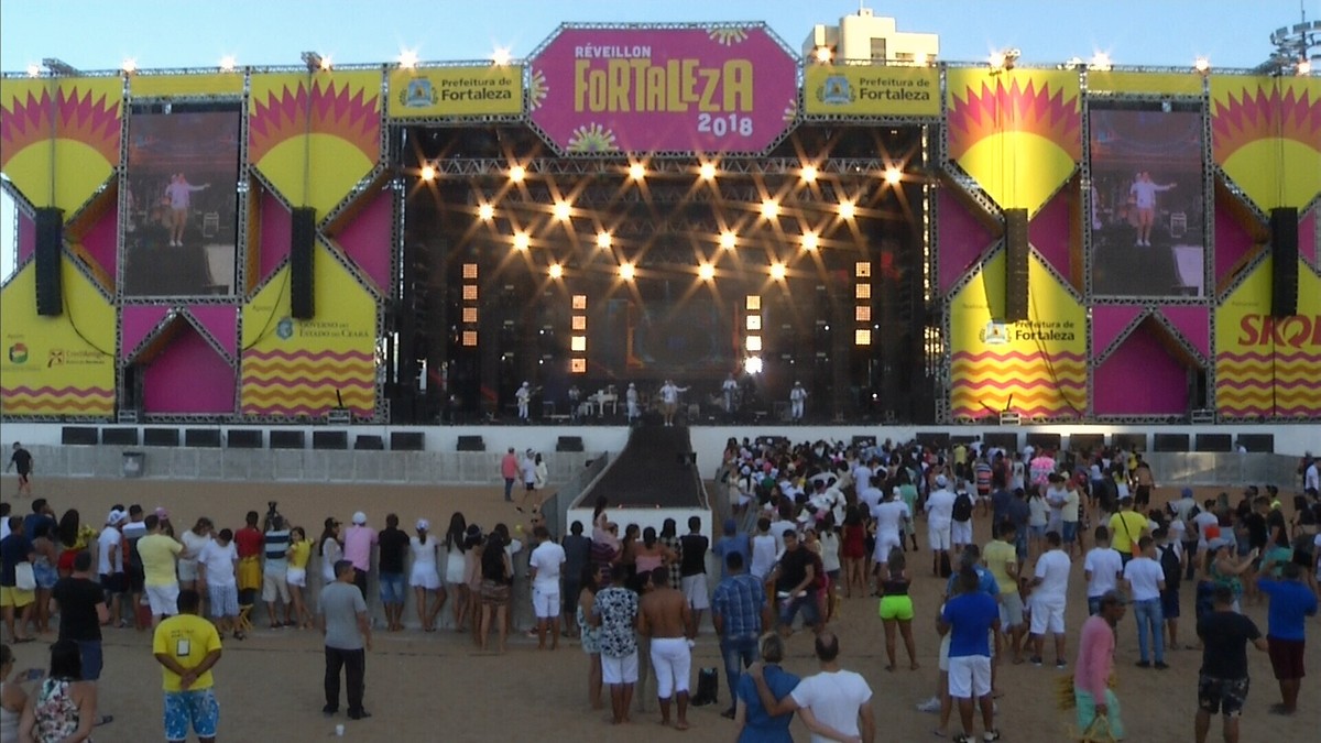 Público começa a chegar, e Gustavo Serpa abre o show do réveillon de