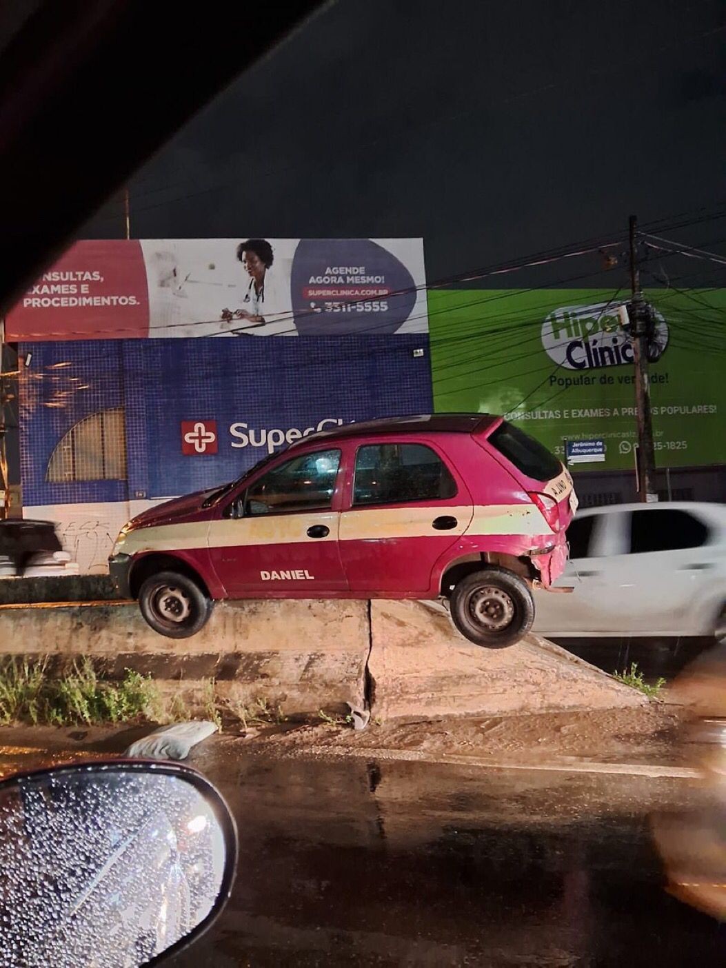 VÍDEO: Carro de autoescola fica pendurado em mureta após acidente no túnel da Cohab, em São Luís