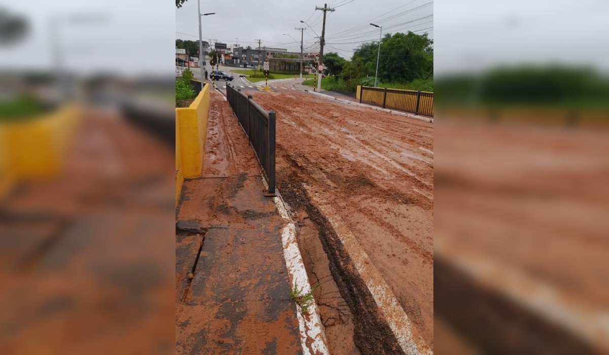 Chuva faz muro de casa desabar, motorista cair em cratera, derruba árvores e alaga ruas em Boituva 