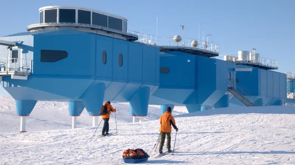 A estação de pesquisa Halley VI parece saída de um filme de ficção científica — Foto: BAS