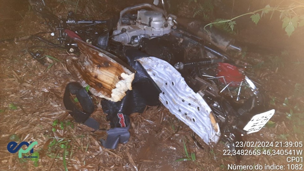 Motociclista morreu ao ser atingido por carro na contramão em Inconfidentes — Foto: Polícia Militar Rodoviária
