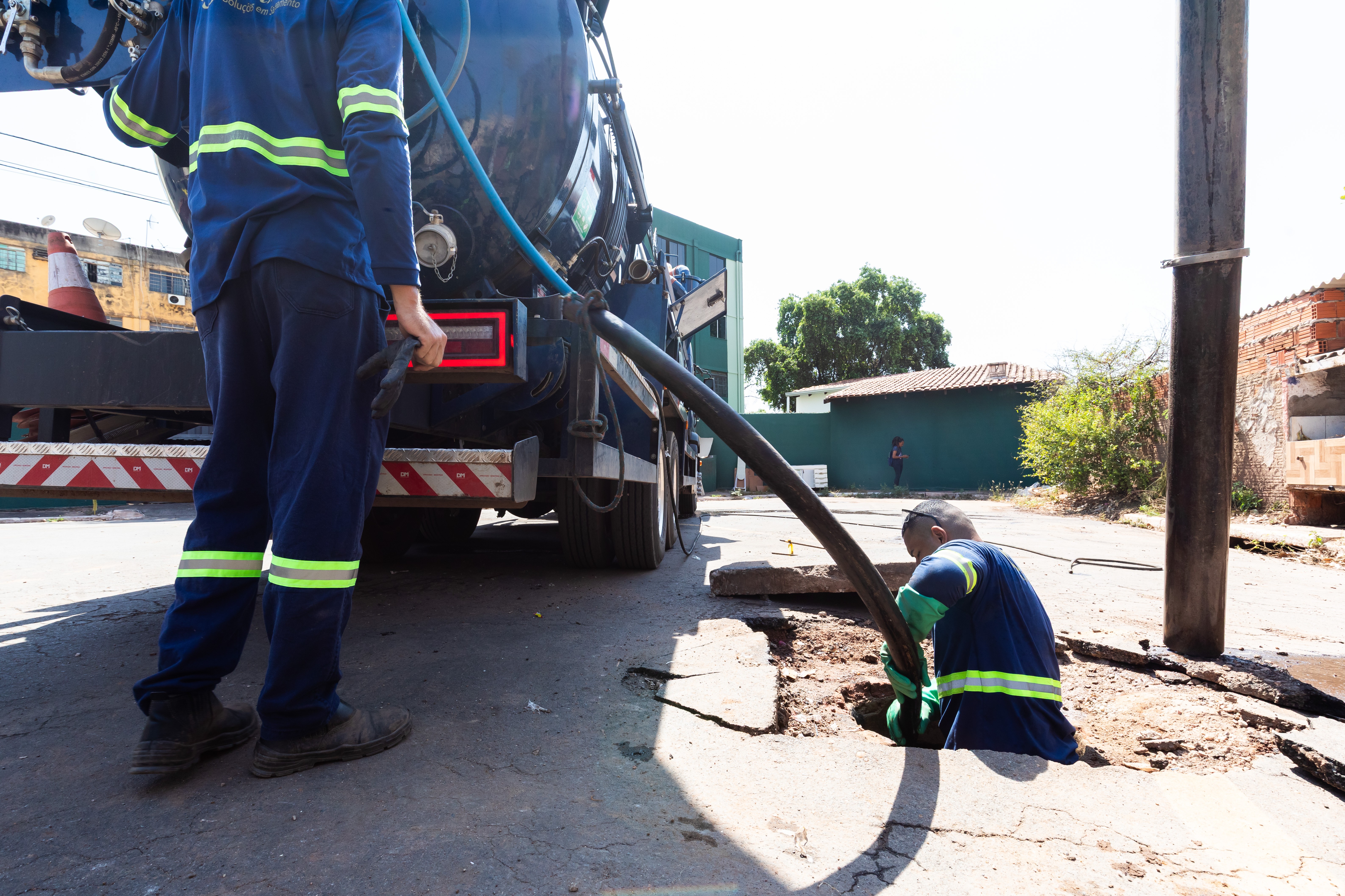 Seis caixas de drenagem são encontradas com óleo descartado de forma irregular em Cuiabá 