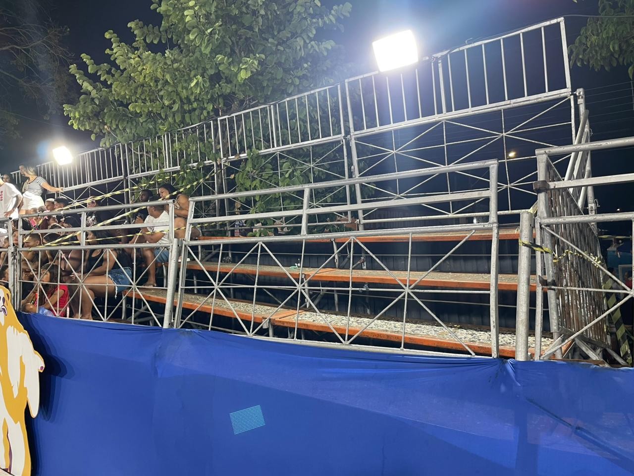Arquibancada do Carnaval Tradição em João Pessoa cede e Corpo de Bombeiros faz interdição 