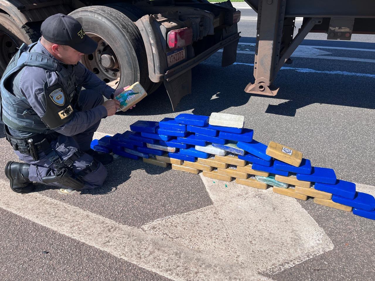 Homem é preso após ser flagrado transportando 50 tijolos de cocaína em rodovia de Boituva