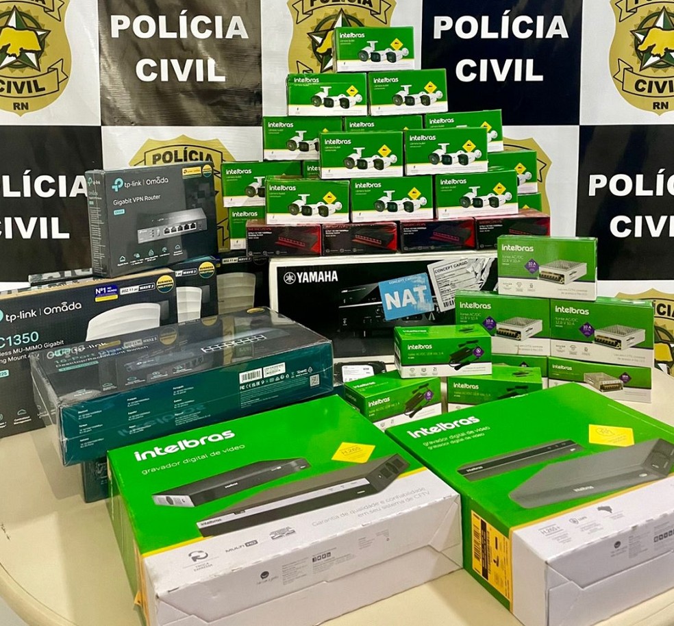 Produtos furtados de loja de segurança eletrônica e recuperados pela Polícia Civil em Natal — Foto: PCRN/Divulgação