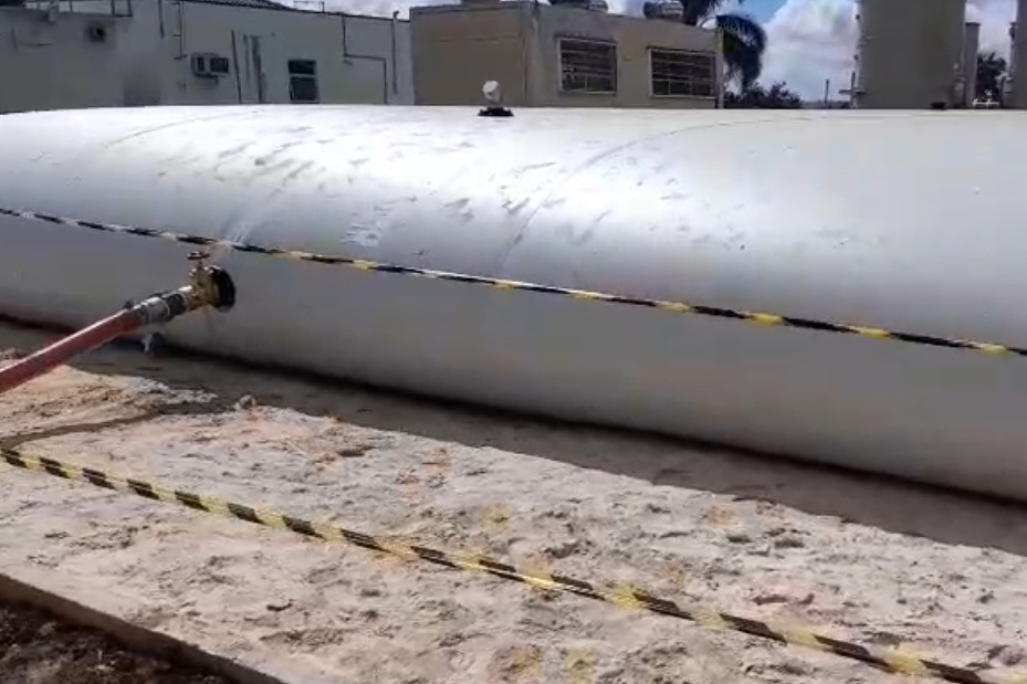 ‘Colchão d’água’ com capacidade para 250 mil litros é instalado no litoral do Paraná para reforçar abastecimento durante o verão