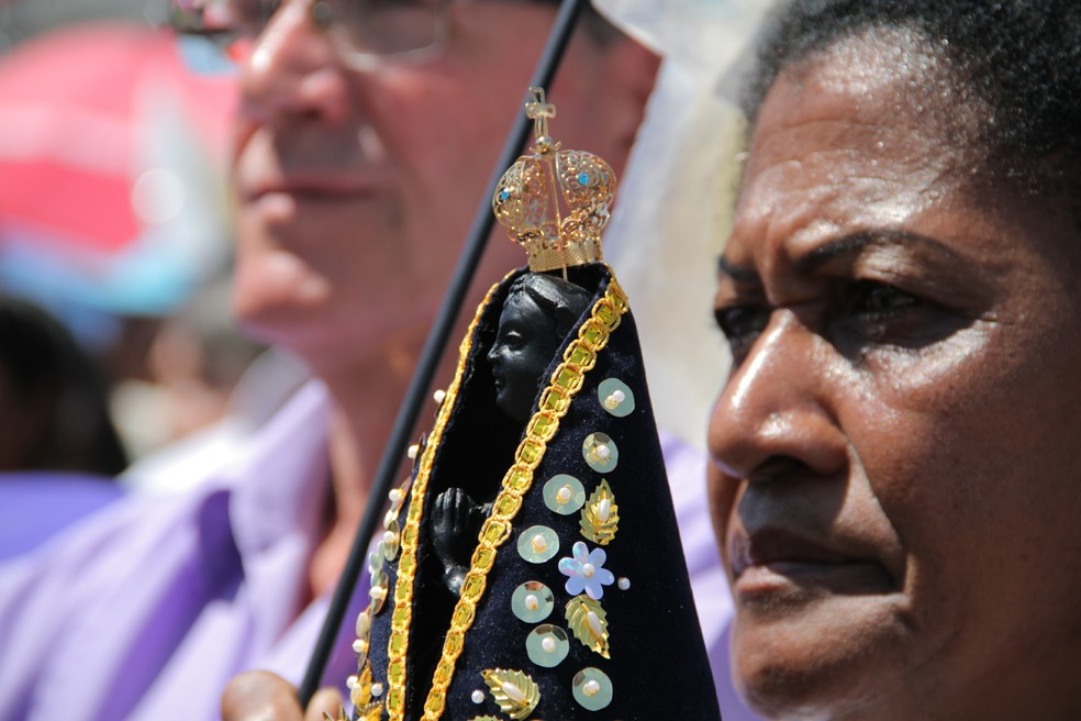 Romeira reza com imagem de Nossa Senhora Aparecida — Foto: Carlos Santos/G1