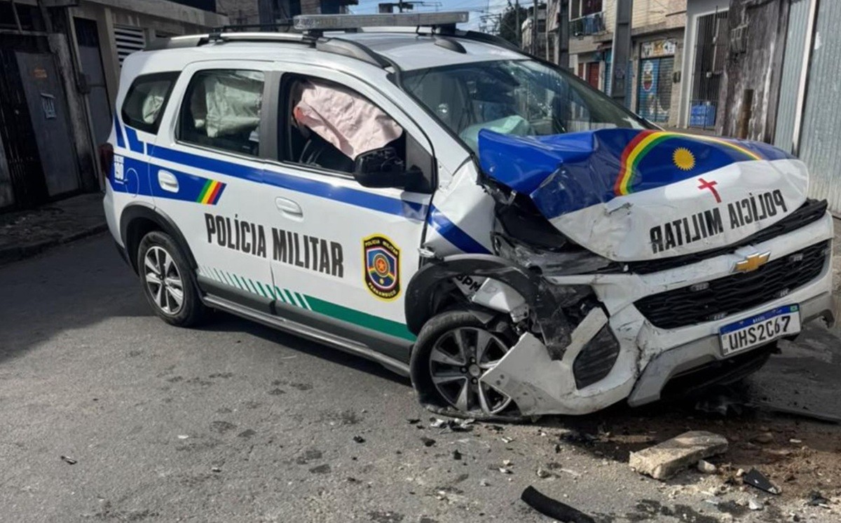 Viatura da PM bate em calçada durante perseguição e três policiais ficam feridos