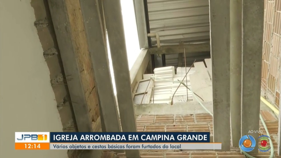 Abertura no teto da Igreja que passa por reformas teria sido utilizada pelos suspeitos para entrarem no local — Foto: TV Cabo Branco
