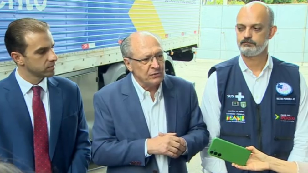 Alckmin diz que clã Bolsonaro pensa mais em si que no país e que meta é desviar atenção do caso Master — Foto: Reprodução/TV Vanguarda