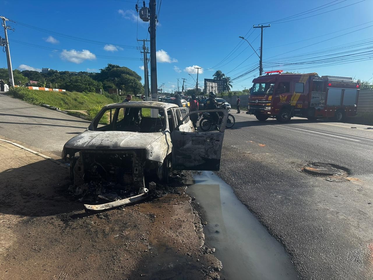 VÍDEO mostra momento em que carro pega fogo em Maceió: motorista levava os filhos para a escola