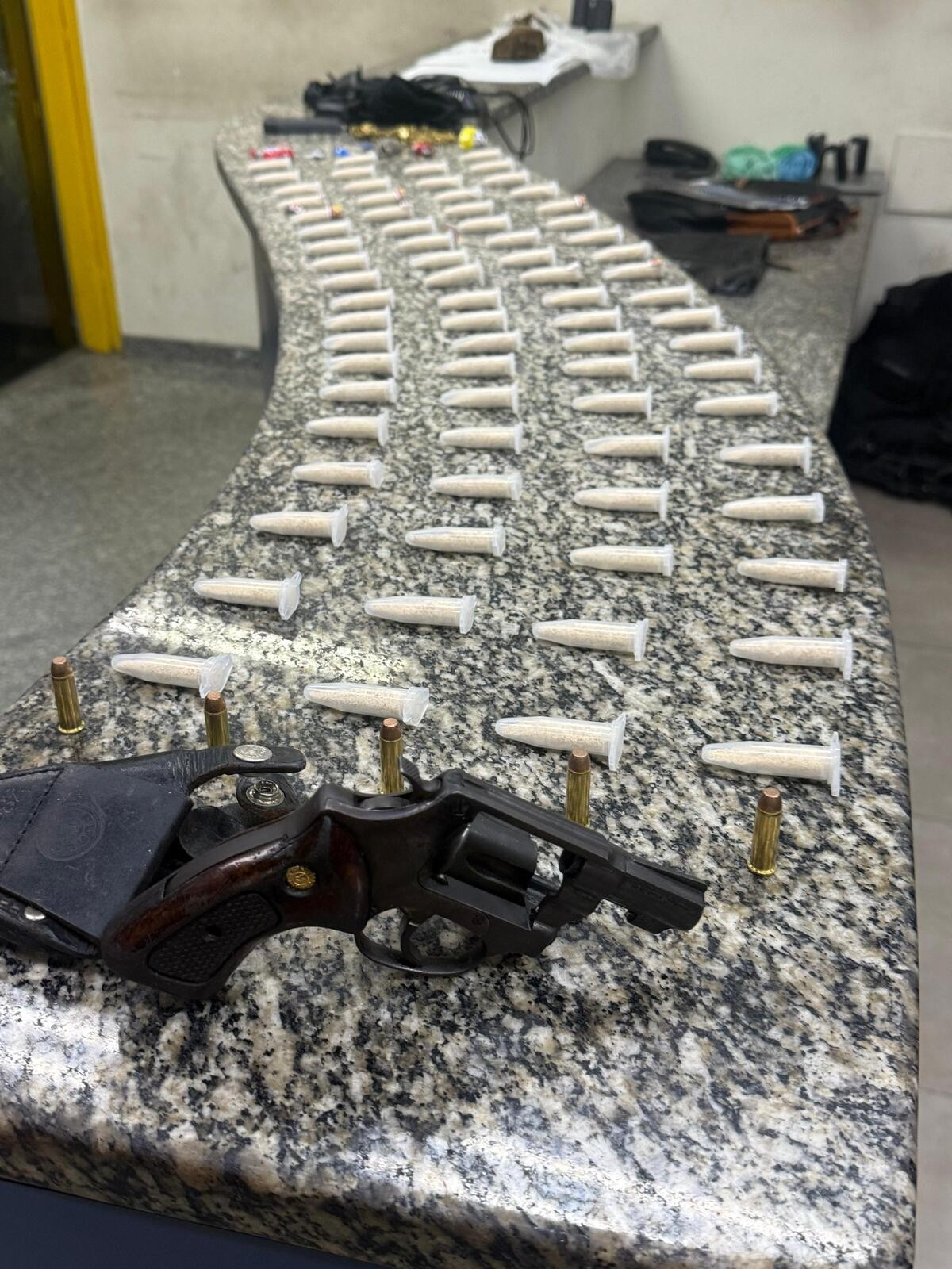 Homem é preso e adolescente apreendida por suspeita de tráfico de drogas em Barra Mansa