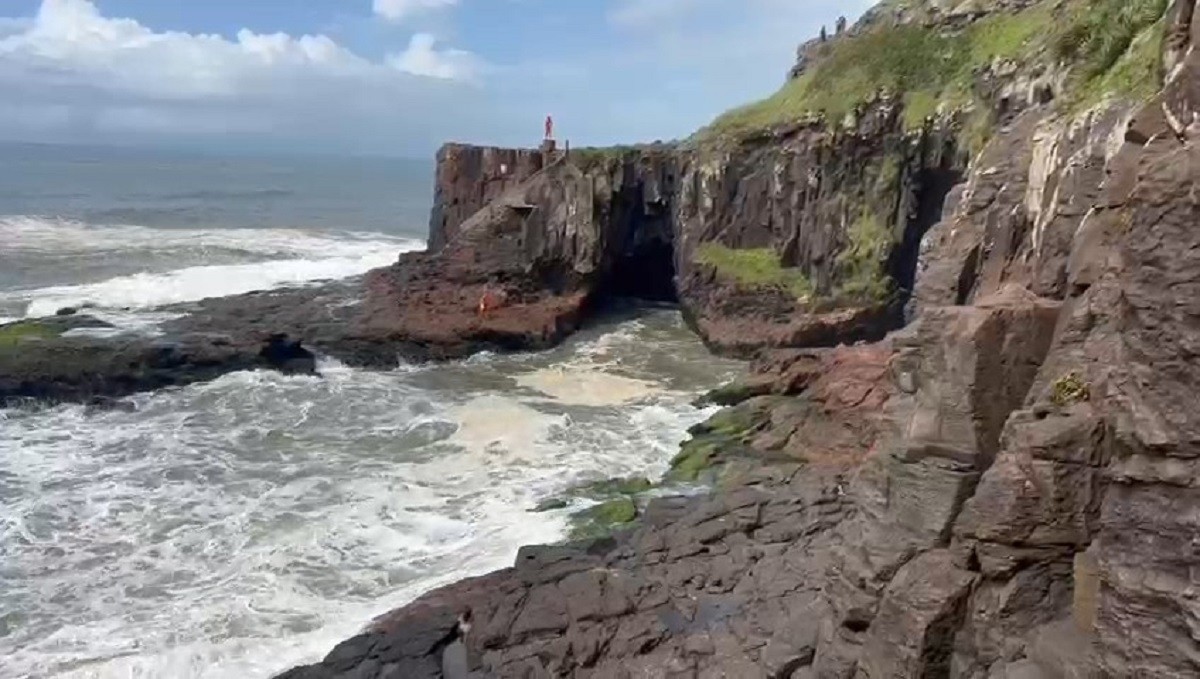 Bombeiros fazem buscas por homem que caiu no mar ao fazer foto na Praia da Guarita, em Torres