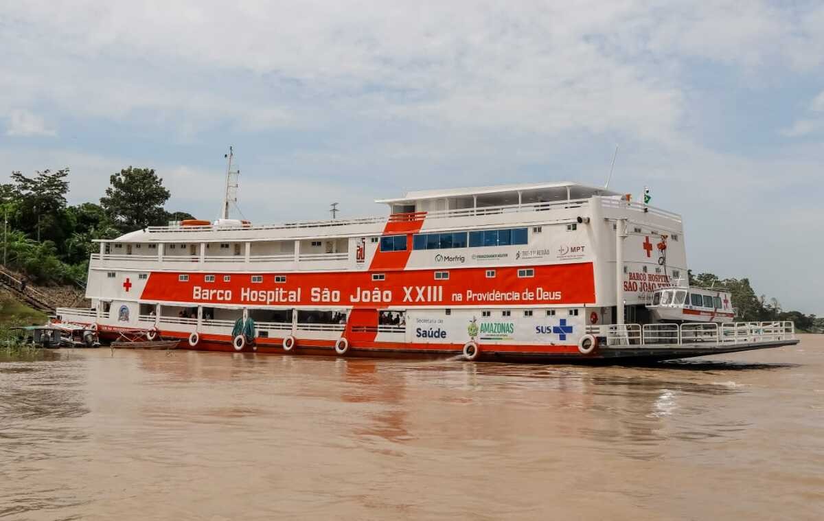 Barco Hospital oferece atendimento médico e odontológico gratuito para populações ribeirinhas do Amazonas
