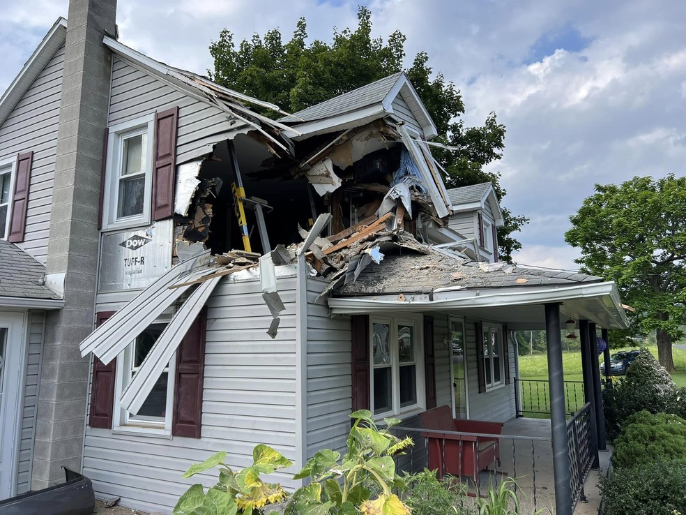 Estado final da casa após um carro atingi-la na Pensilvânia, nos EUA — Foto: Reprodução/JUNCTION FIRE COMPANY