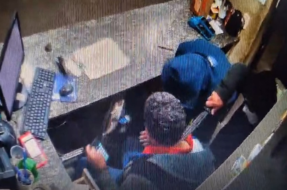 1 de 2
bandidos rendem frentista com faca no pesco&ccedil;o durante assalto a posto de combust&iacute;veis em It&aacute;polis &mdash; Foto: C&acirc;mera de Seguran&ccedil;a/Reprodu&ccedil;&atilde;o